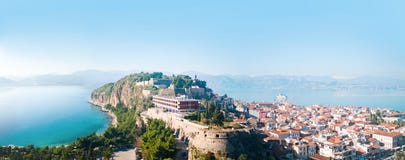 Stad van de vesting van Nafplion en Bourtzi- stock afbeelding Stad van de vesting van Nafplion en Bourtzi- stock afbeelding