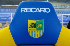 Stade vide et x22 ; Metalist& x22 ; Appui-tête de Recaro de la banquette de remplacement avec le logo de FC Metalist photo libre de droits Stade vide et x22 ; Metalist& x22 ; Appui-tête de Recaro de la banquette de remplacement avec le logo de FC Metalist photo libre de droits
