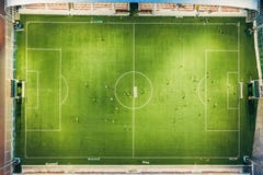 Stadio di football americano nella sera, vista superiore dal fuco immagini stock libere da diritti Stadio di football americano nella sera, vista superiore dal fuco immagini stock libere da diritti