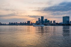 Stadshorisont vid floden mot molnig himmel i Shanghai arkivbild Stadshorisont vid floden mot molnig himmel i Shanghai arkivbild