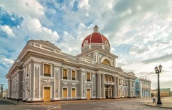 Stadshuset av den Cienfuegos staden på Jose Marti parkerar med några lokaler fotografering för bildbyråer Stadshuset av den Cienfuegos staden på Jose Marti parkerar med några lokaler fotografering för bildbyråer