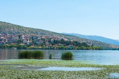 Stadt mit orange Dächern durch den See lizenzfreies stockfoto Stadt mit orange Dächern durch den See lizenzfreies stockfoto