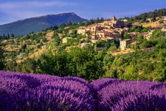 Stadt- und Lavendelfelder Aurel in Provence, Frankreich lizenzfreies stockbild Stadt- und Lavendelfelder Aurel in Provence, Frankreich lizenzfreies stockbild