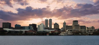 Stadt von Peoria an einem bewölkten Abend lizenzfreie stockfotos Stadt von Peoria an einem bewölkten Abend lizenzfreie stockfotos