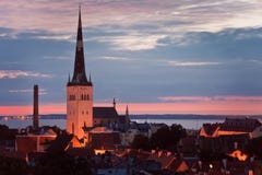 Stadtbild von altem Tallinn nachts, Helm kirik St. Olaf Church Oleviste, Estland stockbilder Stadtbild von altem Tallinn nachts, Helm kirik St. Olaf Church Oleviste, Estland stockbilder