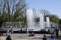 Stadtbrunnen in der Stadt von Krasnodar Leute gehen durch den Brunnen Wasser spritzt lizenzfreies stockfoto Stadtbrunnen in der Stadt von Krasnodar Leute gehen durch den Brunnen Wasser spritzt lizenzfreies stockfoto