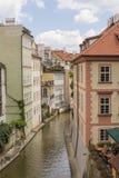Stadtenge-Wasserkanal Prags alter mit hell farbigem buildin stockbild Stadtenge-Wasserkanal Prags alter mit hell farbigem buildin stockbild