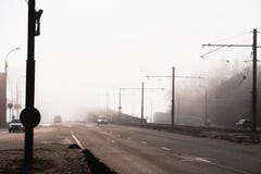 Stadtstraße oder -straße mit Autoverkehr im Morgenfrühlingsnebel oder im Dunst, atmosphärisches städtisches Foto lizenzfreies stockfoto Stadtstraße oder -straße mit Autoverkehr im Morgenfrühlingsnebel oder im Dunst, atmosphärisches städtisches Foto lizenzfreies stockfoto