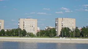 Stadtstraßenansicht vom Fluss Stadtstraßenansicht vom Fluss