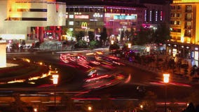 Stadtverkehr auf Straße nachts, Xi'an, Shaanxi, China stock video footage Stadtverkehr auf Straße nachts, Xi'an, Shaanxi, China stock video footage