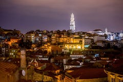 Stadtzentrum-Viertelvogelperspektive Porto, Portugal alte nachts Lizenzfreies Stockbild Stadtzentrum-Viertelvogelperspektive Porto, Portugal alte nachts Lizenzfreies Stockbild
