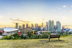 Stadtzentrum von Calgary bei Sonnenuntergang während der Sommerzeit, Alberta, Kanada lizenzfreies stockbild Stadtzentrum von Calgary bei Sonnenuntergang während der Sommerzeit, Alberta, Kanada lizenzfreies stockbild