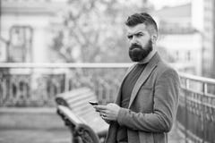 Stag i handlag F?r aff?rsmanh?ll f?r man stads- bakgrund f?r sk?ggig allvarlig smartphone Hipstersmartphone att ?verf?ra meddelan fotografering för bildbyråer Stag i handlag F?r aff?rsmanh?ll f?r man stads- bakgrund f?r sk?ggig allvarlig smartphone Hipstersmartphone att ?verf?ra meddelan fotografering för bildbyråer