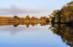 Stagno calmo con la riflessione della riva fotografie stock libere da diritti Stagno calmo con la riflessione della riva fotografie stock libere da diritti