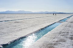 Stagno di acqua sulle saline Grandes Jujuy, Argentina immagini stock Stagno di acqua sulle saline Grandes Jujuy, Argentina immagini stock