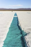 Stagno di acqua sulle saline Grandes Jujuy, Argentina fotografia stock Stagno di acqua sulle saline Grandes Jujuy, Argentina fotografia stock