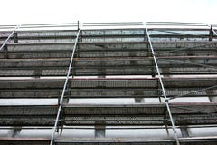 Stahlbaugerüst benutzt für façade Erneuerungsarbeiten stockbild Stahlbaugerüst benutzt für façade Erneuerungsarbeiten stockbild