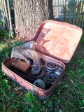 Stahlteile für Maschinenreparatur in einem alten Koffer stockbilder Stahlteile für Maschinenreparatur in einem alten Koffer stockbilder