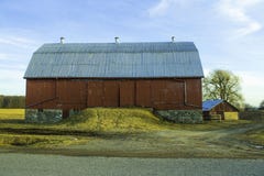 Stajnia W kraju Pod niebieskimi niebami zdjęcia stock Stajnia W kraju Pod niebieskimi niebami zdjęcia stock