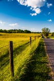 Staket och lantgårdfält längs en väg i Antietam medborgareslagfält arkivbild Staket och lantgårdfält längs en väg i Antietam medborgareslagfält arkivbild