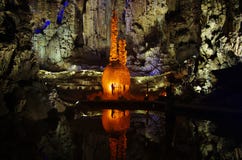 Stalagmieten en stalactieten in een hol, China royalty-vrije stock foto's Stalagmieten en stalactieten in een hol, China royalty-vrije stock foto's