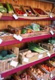 Stalle color?e du march? compl?tement des l?gumes sains - Angleterre, U k image libre de droits Stalle color?e du march? compl?tement des l?gumes sains - Angleterre, U k image libre de droits