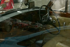 Stamford, Reino Unido 31 de maio de 2019 - interior do carro vermelho de rolls royce do vintage luxuoso, exterior imagens de stock royalty free Stamford, Reino Unido 31 de maio de 2019 - interior do carro vermelho de rolls royce do vintage luxuoso, exterior imagens de stock royalty free