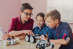 STAMM Bildung Kinder, die in der Schule Roboter herstellen stockfotos STAMM Bildung Kinder, die in der Schule Roboter herstellen stockfotos