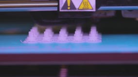 Stampante di flusso di lavoro 3d, il processo di creare le parti su una stampante 3D primo piano del lavoro della stampante 3d stock footage Stampante di flusso di lavoro 3d, il processo di creare le parti su una stampante 3D primo piano del lavoro della stampante 3d stock footage