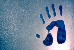 Stampe della mano su una finestra congelata immagini stock libere da diritti Stampe della mano su una finestra congelata immagini stock libere da diritti