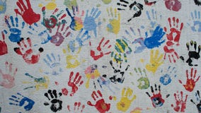 Stampe variopinte della mano sulla parete fotografia stock libera da diritti Stampe variopinte della mano sulla parete fotografia stock libera da diritti
