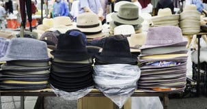 Stand eines Straßenmarkt mit Hüten und Mützen für Verkauf stockbild Stand eines Straßenmarkt mit Hüten und Mützen für Verkauf stockbild