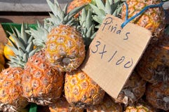 stand för försäljning för fruktpanama ananas Royaltyfria Bilder stand för försäljning för fruktpanama ananas Royaltyfria Bilder