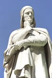 Standbeeld van Dante Alighieri in Verona stock afbeelding Standbeeld van Dante Alighieri in Verona stock afbeelding