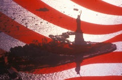 Standbeeld van Liberty Seen Through An American-Vlag, de Stad van New York, New York stock afbeelding Standbeeld van Liberty Seen Through An American-Vlag, de Stad van New York, New York stock afbeelding
