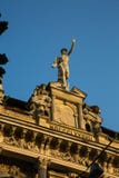 Standbeeld van Mercury - een belangrijke Roman god die zich op een de bouwvoorgevel bevinden royalty-vrije stock fotografie Standbeeld van Mercury - een belangrijke Roman god die zich op een de bouwvoorgevel bevinden royalty-vrije stock fotografie