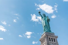 Standbeeld van Vrijheid op zonnige dag, duidelijke blauwe hemelachtergrond De natiesymbool van Verenigde Staten, het concept van stock afbeelding Standbeeld van Vrijheid op zonnige dag, duidelijke blauwe hemelachtergrond De natiesymbool van Verenigde Staten, het concept van stock afbeelding