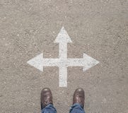 Stando alla strada trasversale che prende a decisione che modo andare immagini stock Stando alla strada trasversale che prende a decisione che modo andare immagini stock