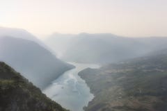 Standpunkt auf Nationalpark Taras und nebelhafter Ansicht von Perucac See lizenzfreie stockbilder Standpunkt auf Nationalpark Taras und nebelhafter Ansicht von Perucac See lizenzfreie stockbilder