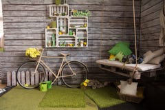 Stanza con le pareti di legno con una vecchia bicicletta fotografia stock Stanza con le pareti di legno con una vecchia bicicletta fotografia stock