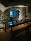 Stanza di Dinning in una vecchia città di pietra di Québec della casa fotografia stock libera da diritti Stanza di Dinning in una vecchia città di pietra di Québec della casa fotografia stock libera da diritti
