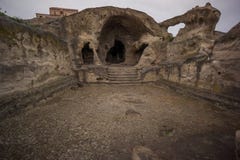 Stanza grandangolare di Uplistsikhe nella casa antica della caverna fotografia stock libera da diritti Stanza grandangolare di Uplistsikhe nella casa antica della caverna fotografia stock libera da diritti