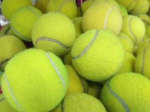 Stapel des benutzten Tennisballs stockfoto Stapel des benutzten Tennisballs stockfoto