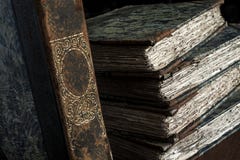 Stapel des Klassikers, Weinlese, antike Bücher, getragen, alt und zerlumpt Lizenzfreie Stockfotografie Stapel des Klassikers, Weinlese, antike Bücher, getragen, alt und zerlumpt Lizenzfreie Stockfotografie