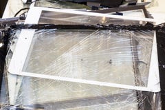 Stapel des schädigenden und zerbrochenen Tablettenauflagen-Bildschirms lizenzfreie stockfotos Stapel des schädigenden und zerbrochenen Tablettenauflagen-Bildschirms lizenzfreie stockfotos