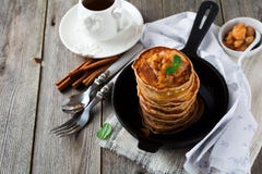 Stapel Pfannkuchen vom Buchweizenmehl mit Bratäpfeln und Zimt auf altem hölzernem Hintergrund Ein gesundes Frühstück lizenzfreie stockbilder Stapel Pfannkuchen vom Buchweizenmehl mit Bratäpfeln und Zimt auf altem hölzernem Hintergrund Ein gesundes Frühstück lizenzfreie stockbilder