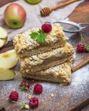 Stapel quadratische Stücke gebackener Apfelkuchen stockfotos Stapel quadratische Stücke gebackener Apfelkuchen stockfotos