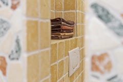 Stapel Tücher im Badezimmer lizenzfreie stockfotos Stapel Tücher im Badezimmer lizenzfreie stockfotos