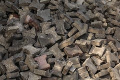 Stapel van de verworpen keien van de bestratings segmentale betonmolen stock afbeelding Stapel van de verworpen keien van de bestratings segmentale betonmolen stock afbeelding