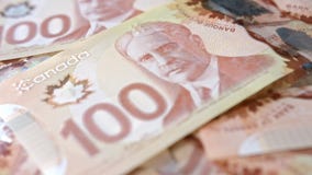 Stapel van Honderd Dollarsbankbiljetten op een Lijst stock fotografie Stapel van Honderd Dollarsbankbiljetten op een Lijst stock fotografie